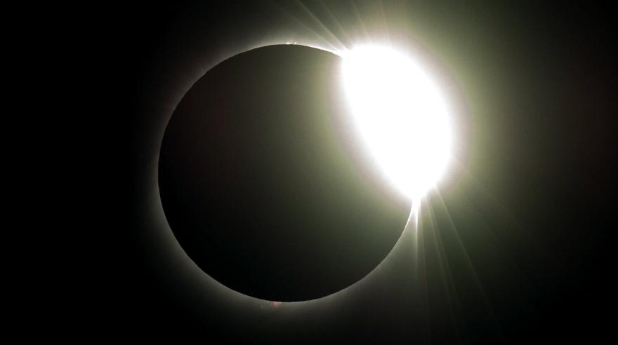 Mientras más se habla y explica sobre el eclipse, "las personas entienden menos y se ven más confundidas con el evento", dice experto chileno. (Foto: AFP)