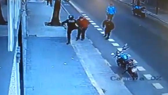 Argentina: Un policía le pegó una brutal patada en el pecho, cayó contra el asfalto y murió. Foto: Captura de video