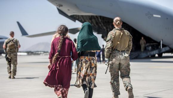 En esta imagen proporcionada por el Cuerpo de Marines de Estados Unidos, los soldados ayudan durante las evacuaciones en curso en el Aeropuerto Internacional Hamid Karzai, Kabul, Afganistán, el martes 24 de agosto de 2021. (Cuerpo de Marines de EE.UU. / EFE).