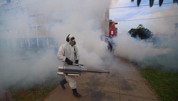 Minsa realiza labores de fumigación contra el dengue en la Unidad Vecinal de Mirones, Lima. (Foto: HugoCurotto / @photo.gec)
