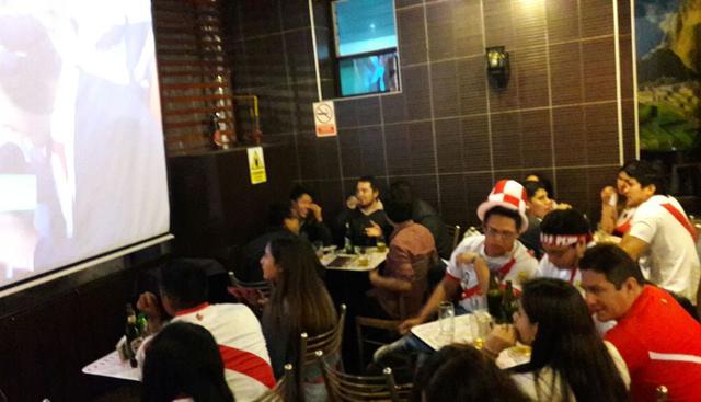 Las plazas, espacios públicos y locales donde se transmitirá el cotejo entre la selección peruana y su similar de Nueva Zelanda, por el repechaje al Mundial Rusia 2018, ya se llenaron de hinchas.