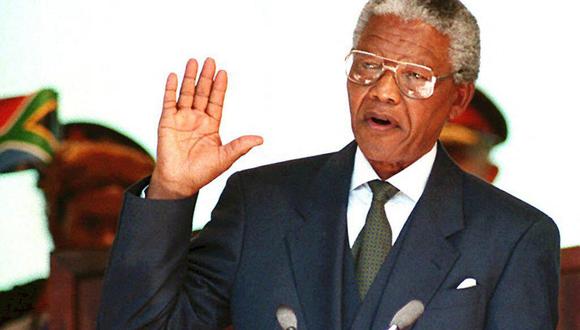 El presidente sudafricano Nelson Mandela presta juramento el 10 de mayo de 1994, durante su toma de posesión en el Union Building en Pretoria. (Foto de WALTER DHLADHLA / AFP)
