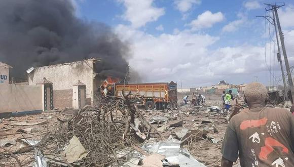 Presunto coche bomba en la ciudad de Beledweyne, en el centro de Somalia, seguido de una inicial columna de humo blanco; destrucción masiva. (Foto: Twitter @HarunMaruf)