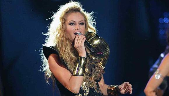 Paulina Rubio sufre terrible caída en pleno concierto [VIDEO]