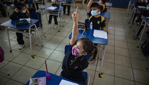 Durante el primer semestre de 2021, la apertura de los centros educativos estuvo sujeta a la situación epidemiológica, lo que llevó a que muchas escuelas permanecieran cerradas -un 37 % del total de recintos, según cifras oficiales-, o que abrieran de forma intermitente y caótica. (Foto: Esteban Felix / AP)