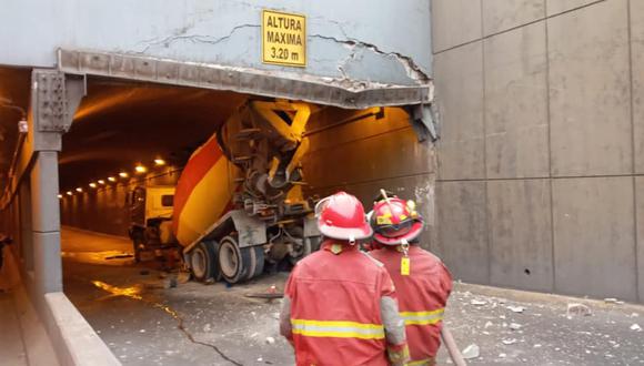 Accidente en el Óvalo Higuereta, en Santiago de Surco, sobre la vía rápida de la avenida Benavides. (Foto: Facebook)