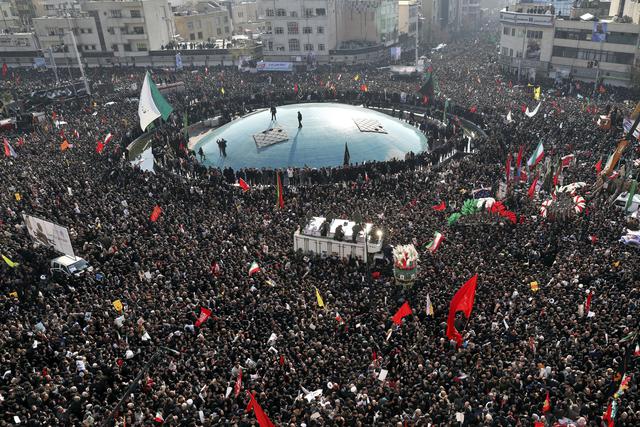 Una inmensa multitud llenó las calles de Teherán el lunes para rendir homenaje al general Qasem Soleimani, el comandante más admirado de Irán, muerto en un ataque estadounidense en Irak. (AP Photo/Ebrahim Noroozi).