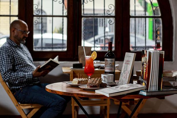 In Casatomada Librería Café you will taste a select menu with Junín coffee and delicious desserts.  Having a glass of wine or a tequila sunrise is possible in this bookstore.  (Juan Ponce / GEC)