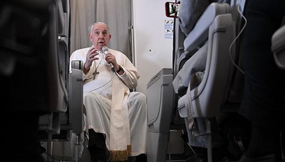 El papa Francisco se dirige a los medios de comunicación a bordo del avión de Juba a Roma el 5 de febrero de 2023, de regreso de la visita del Papa a la República Democrática del Congo y Sudán del Sur. (Foto de Tiziana FABI / POOL / AFP)