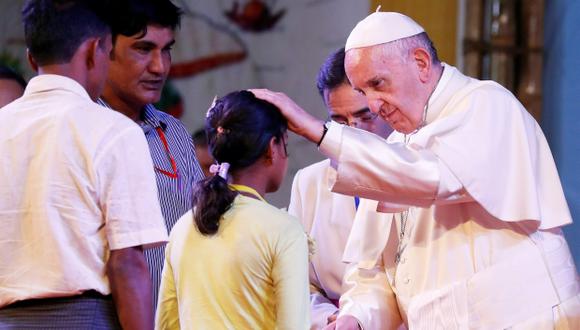 El papa Francisco durante su encuentro con una niña rohingya.
 (Foto: Reuters/Damir Sagolj)