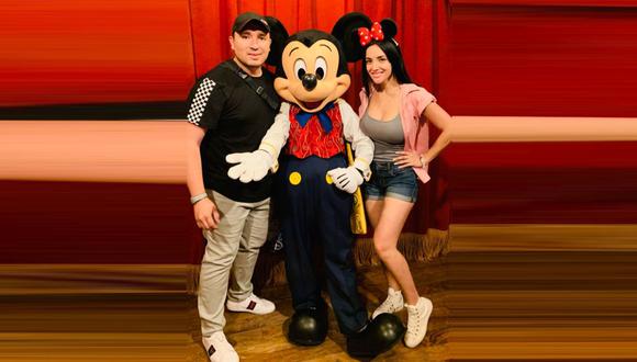 Rosángela Espinoza conoció a Mickey Mouse y recibió el 2019 en Disney junto a su novio. (Foto: @rosangelaeslo)