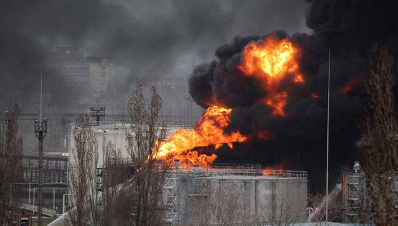 Imagen referencial. Los bomberos tratan de controlar el fuego causado por un ataque cercano a Odesa. REUTERS