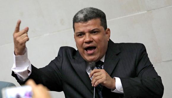 El diputado opositor Luis Parra, expulsado de su partido Primero Justicia (PJ) por sus supuestos vínculos con una trama de corrupción, se convirtió este domingo en el sorpresivo presidente de la Asamblea Nacional de Venezuela.  (REUTERS/Manaure Quintero).