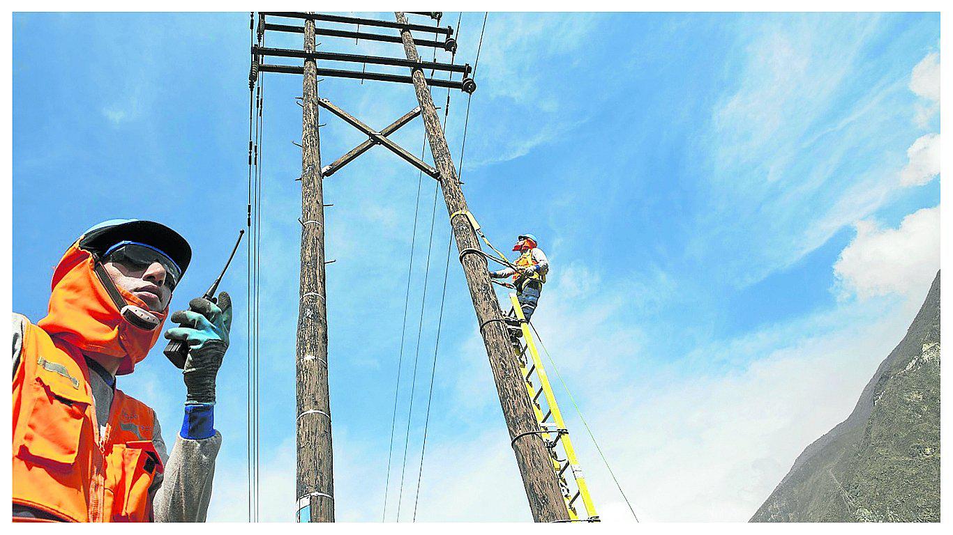 La fibra óptica de los proyectos regionales llega al interior usando la red de tendido eléctrico. 