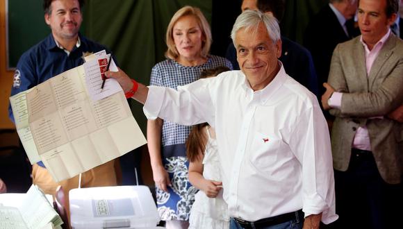 Elecciones en Chile: el favorito Sebastián Piñera deposita su voto en el inicio del sufragio . (EFE).