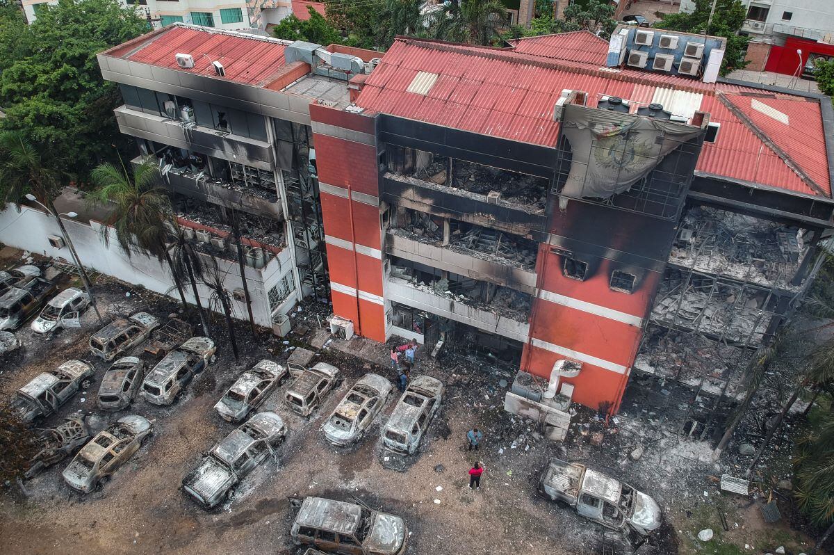 Aerial view of the building and parking lot of the Santa Cruz Departmental Prosecutor's Office after being set on fire during the protests carried out by supporters of Luis Fernando Camacho.  (RODRIGO URZAGASTI / AFP).