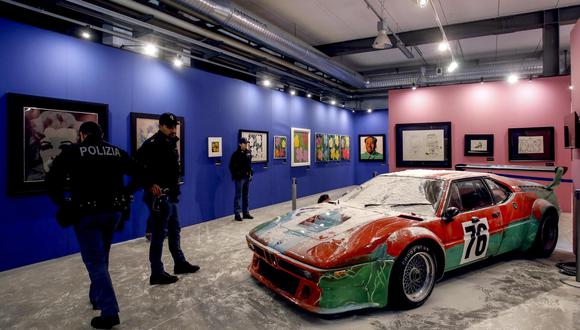 Policías junto al auto customizado por el  el artista estadounidense Andy Warhol, en la exposición 'Andy Warhol: La Pubblicita Della Forma' en la Fabbrica del Vapore de Milán, Italia, 18 de noviembre de 2022. (Foto: EFE/EPA/MOURAD BALTI TOUATI)