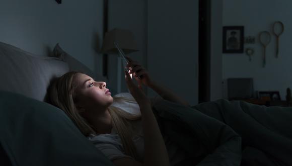 Cómo afecta al sueño la luz en la habitación o el uso del teléfono móvil  por la noche