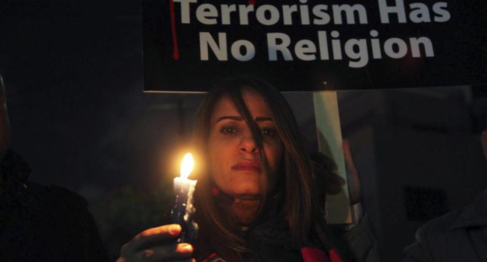 Una mujer jordana enciende una vela en una manifestación. (Foto: EFE) 