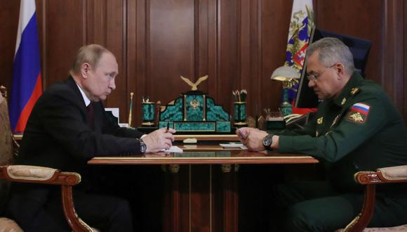 El presidente de Rusia, Vladimir Putin, se reúne con el ministro de Defensa, Sergei Shoigu, en el Kremlin de Moscú el 4 de julio de 2022. (Mikhail Klimentyev / SPUTNIK / AFP).