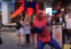 YouTube: 'Spiderman' pelea contra ‘villano’ real en Times Square | VIDEO