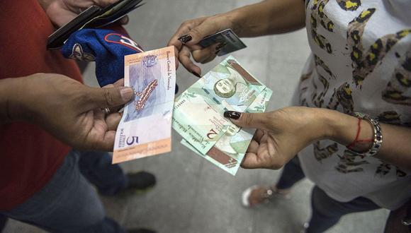 El dólar se negociaba a 4,54 bolívares soberanos en Venezuela este lunes. (Foto: AFP)