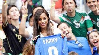 Italia vs. Uruguay: novia de Balotelli inquieta las tribunas