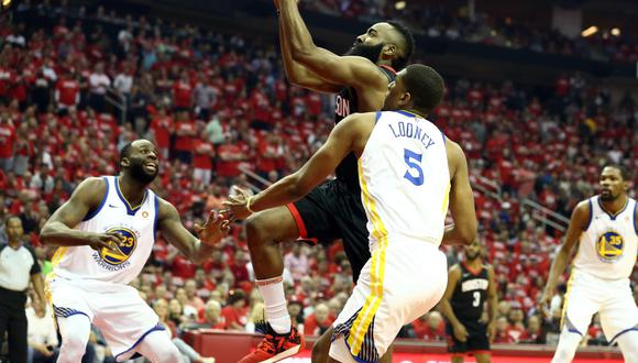 Golden State Warriors visitan a los Houston Rockets hoy (8:00 p.m. EN VIVO ONLINE por DirecTV Sports) en un partido que puede definir la serie. (Foto: Reuters)