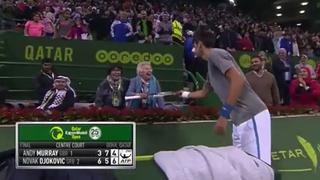 Djokovic regaló su raqueta a señora tras ganar torneo de Doha