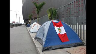 FOTOS: supuestos "hinchas" ya acampan fuera del Estadio Nacional por entradas para el Perú-Uruguay