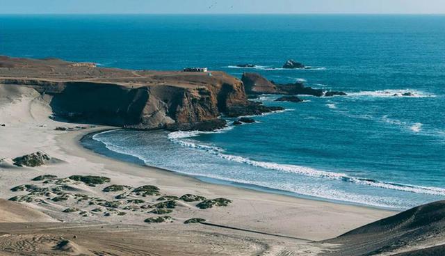 Tamborero. Entre los kilómetros 261 y 262 de la Panamericana Norte, podrás disfrutar de esta playa de Huarmey. De aguas tranquilas, en sus extremos podrás observar diversas cuevas. (Foto: @theworldwalk / Instagram)