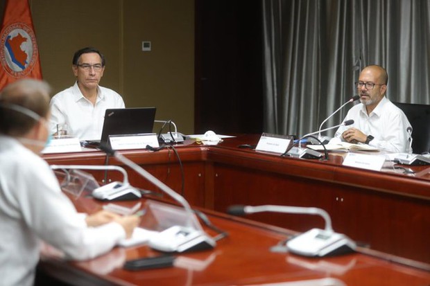 En la sede del COEN, el ministro Victor Zamora participó en una reunión con el presidente Martin VIzcarra (Foto: Minsa)