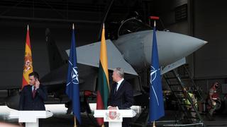 Alerta por aviones rusos interrumpe la rueda de prensa de Pedro Sánchez en Lituania