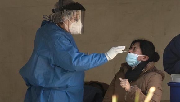 Una mujer se somete a una prueba de detección de coronavirus covid-19 en un modulo instalado en la Ciudad de México. (EFE/ Isaac Esquivel).