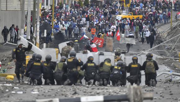 Los manifestantes chocan con la policía antidisturbios en el puente Añashuayco en Arequipa, Perú, durante una protesta contra el gobierno de la presidenta Dina Boluarte y para exigir su renuncia el 19 de enero de 2023. (Foto: Diego Ramos / AFP)