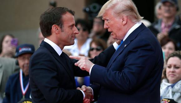 El presidente de los Estados Unidos, Donald Trump, conversa con el presidente francés, Emmanuel Macron, durante una ceremonia franco-estadounidense en el cementerio y monumento estadounidense de Normandía en Colleville-sur-Mer, Normandía, noroeste de Francia, el 6 de junio de 2019. (AFP / PISCINA / IAN LANGSDON).