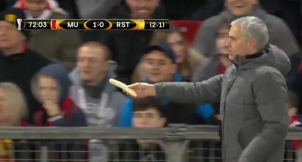 Un singular momento se vio en la Europa League. José Mourinho le dio un plátano a Marcos Rojo en pleno partido. (Foto: Captura YouTube)
