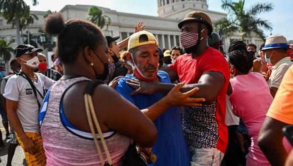 Un hombre es arrestado durante una manifestación contra el gobierno en La Habana, Cuba. (Foto de YAMIL LAGE / AFP).
