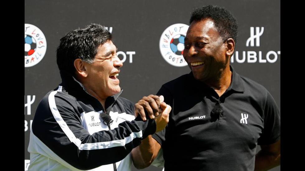 Diego Armando Maradona y Pel&eacute; estuvieron en un partido de exhibici&oacute;n previo a la Eurocopa. Ambos limaron asperezas tras muchos a&ntilde;os de rivalidad. (Foto: Reuters)