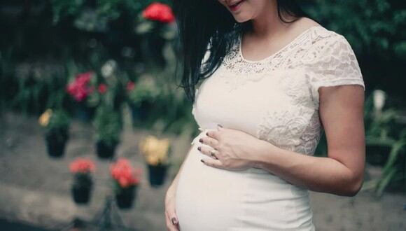 Una mujer embarazada en una sesión de fotos. | Imagen referencial: Pexels