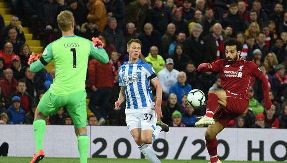 Liverpool vs. Huddersfield: Salah anotó el 3-0 con este golazo de 'sombrero'. (Foto: AFP)