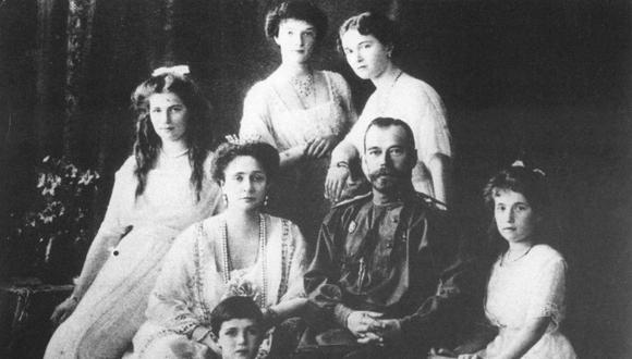 El zar Nicolás II y su esposa, la zarina Alexandra Fedorovna, el zarevich Alexei y la princesa Anastasia; las princesas María, Tatiana y Olga. (Foto de AFP)