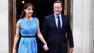 Cameron y su esposa sonríen tras votar en histórico referéndum