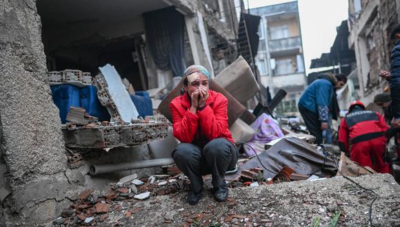 Un sobreviviente del terremoto reacciona mientras los rescatistas buscan víctimas y otros sobrevivientes en Hatay, el día después de que un terremoto de magnitud 7.8 azotara el sureste del país el 7 de febrero de 2023. (Foto: BULENT KILIC / AFP)