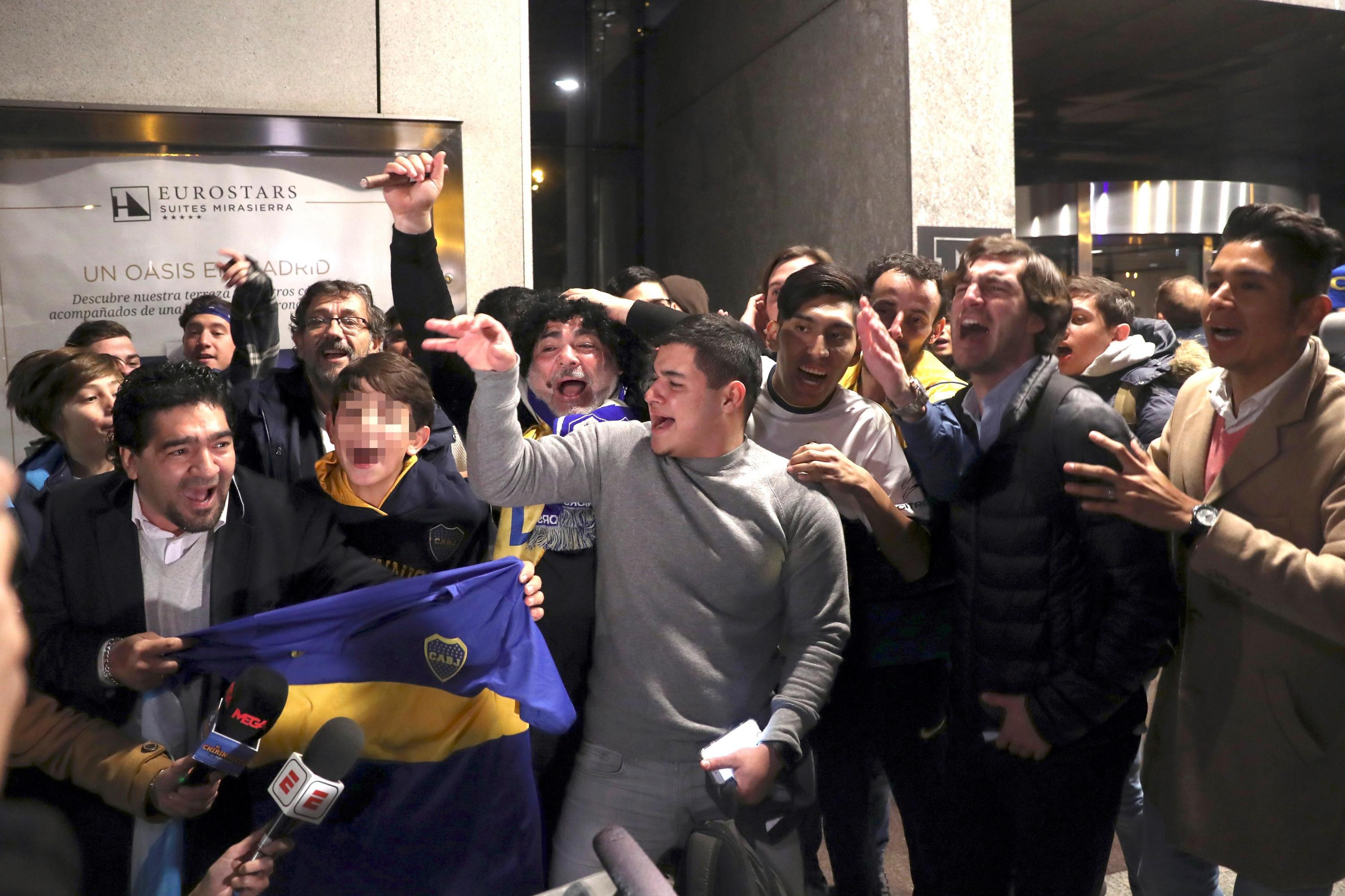 Así fue el recibimiento de los hinchas a la delegación de Boca Juniors en hotel de concentración. (Foto: AFP)