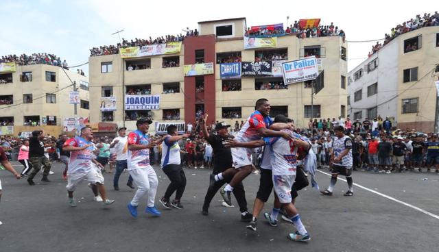 Este martes se celebró la edición 86 del tradicional torneo que reúne a los barrios más ‘peloteros’ de la capital. Cada año la pista de la cuadra 6 del jirón Parinacochas se convierte en campo de fútbol, escenario ideal donde los jugadores disputan cada balón dividido como si fuese una final de la Copa del Mundo. (El Comercio)