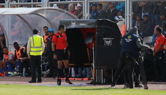 El árbitro Michael Espinoza acudió al VAR para expulsar a Rosell por un pisotón. (Foto: Jesús Saucedo)