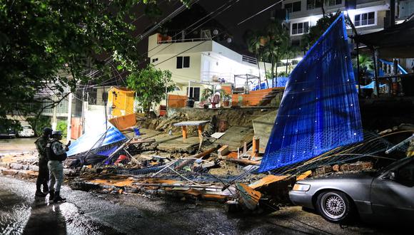 Fotografía de escombros tras un colapso en un condominio debido a las fuertes lluvias de la tormenta tropical Karl, en Acapulco, Guerrero (México).