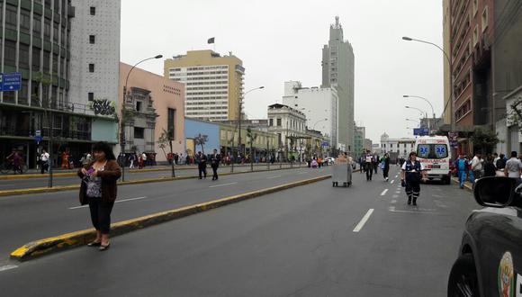 La comuna ha dispuesto que dos carriles de la derecha (sentido norte a sur), desde el Jr. Conde de Superunda hasta la Av. Nicolás de Piérola, sean exclusivos para el corredor azul. (Foto: Cristina Fernández / El Comercio)