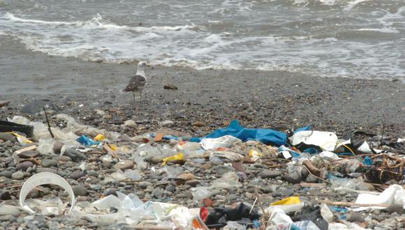 Playa contaminada con residuos plásticos. (Imagen referencial: archivo)